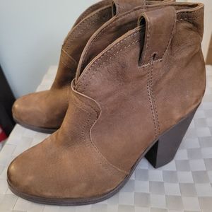 Vince Camuto ankle bootie 5.5